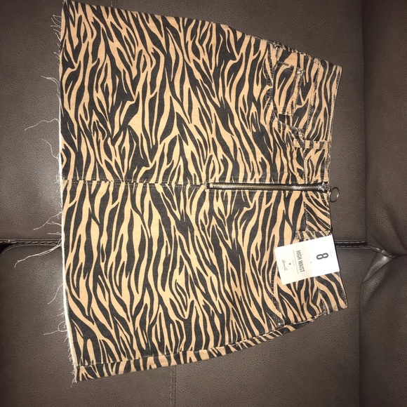 🦓 Zebra-Patterned Mini Skirt - Picture 2 of 2